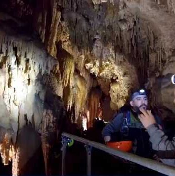 Dentro le grotte di Su Marmu, tra le rovine di Gairo Vecchio: viaggio con Sardegna Fuori Rotta