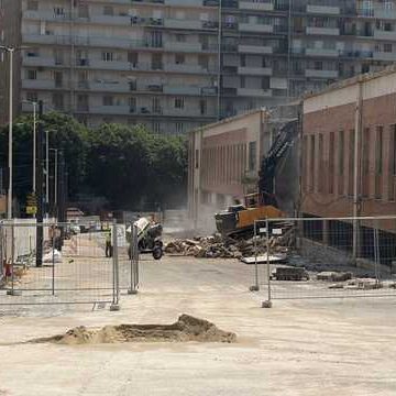 Cagliari, inizia la demolizione dello storico mercato di San Benedetto