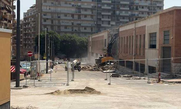 Cagliari, inizia la demolizione dello storico mercato di San Benedetto