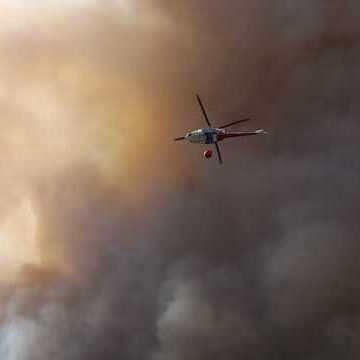 Incendi, pomeriggio infernale in Ogliastra: case evacuate ad Arzana, decine di mezzi aerei in volo