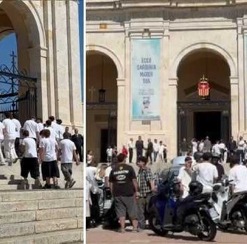 Un fiume di ragazzi vestiti di bianco, scooter e tanti fiori: a Bonaria i funerali di Filippo e Gabriele
