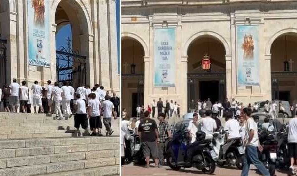 Un fiume di ragazzi vestiti di bianco, scooter e tanti fiori: a Bonaria i funerali di Filippo e Gabriele