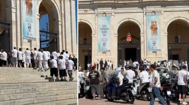 Un fiume di ragazzi vestiti di bianco, scooter e tanti fiori: a Bonaria i funerali di Filippo e Gabriele