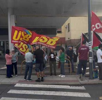 Caro carburanti, sit-in dei sindacati di base alla stazione Eni di Cagliari