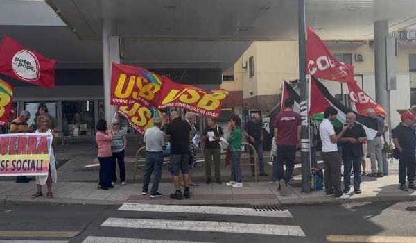 Caro carburanti, sit-in dei sindacati di base alla stazione Eni di Cagliari