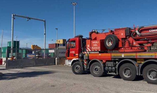 Cagliari, operaio di 61 anni muore schiacciato dai tubi al porto canale